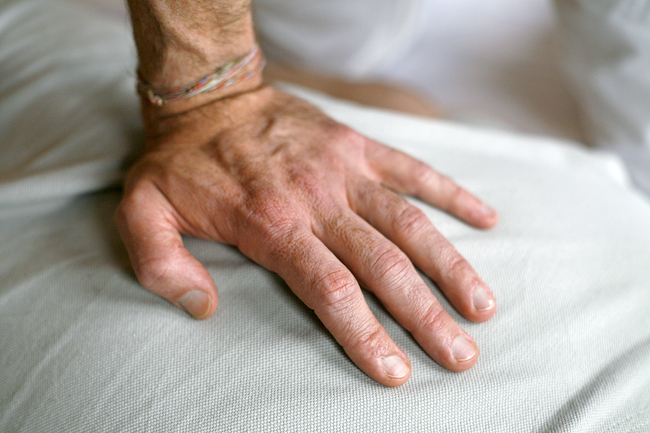 Hand auf Rücken